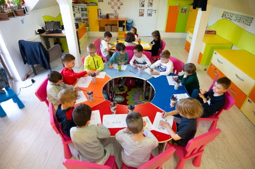 Educatoare citind unei grupe de copii